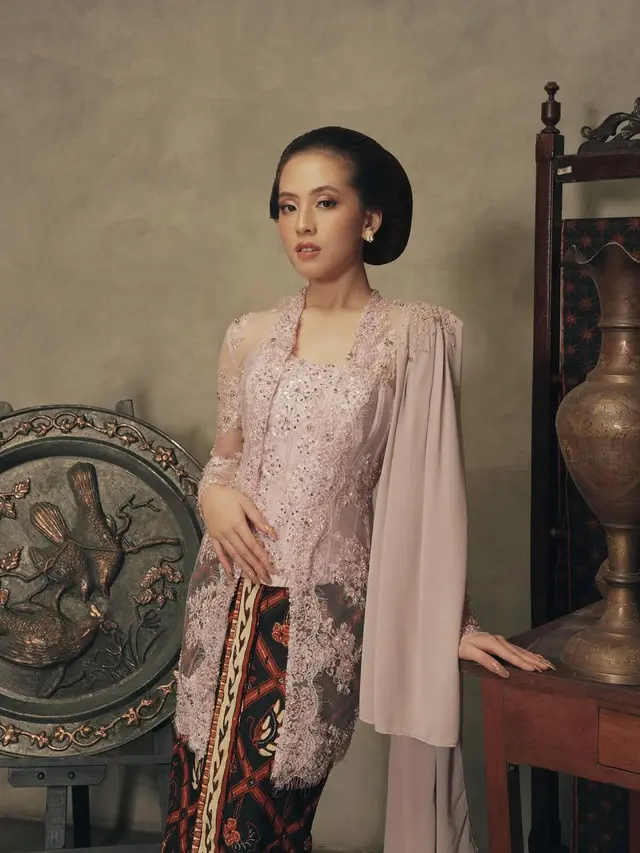 Potret Zara Adhisty Pemeran Adila di Sinetron Beri Cinta Waktu saat Pakai Brokat, Tampil Anggun dan Penuh Pesona