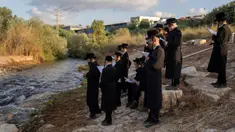 Yahudi ultraortodoks berpartisipasi dalam upacara Tashlich di tepi sungai dekat Beit Shemesh, Israel, Rabu (20/9/2023). Tashlich, yang berarti 'membuang' dalam bahasa Ibrani, adalah praktik di mana orang Yahudi pergi ke perairan besar yang mengalir dan secara simbolis 'membuang' dosa mereka dengan melemparkan sepotong roti atau makanan serupa ke dalam air. (AP Photo/Ohad Zwigenberg)