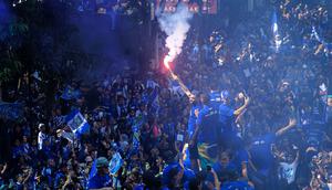 Tim dan ofisial Persib Bandung menyapa warga saat konvoi juara BRI Super League 2025/2026 di Bandung, Jawa Barat, Minggu (24/5/2026). (Bola.com/Bagaskara Lazuardi)