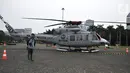 Warga berswafoto dengan helikopter TNI yang terparkir di kawasan Monas, Jakarta, Rabu (16/10/2019). Kehadiran empat helikopter TNI/Polri yang akan digunakan dalam apel pengamanan pelantikan presiden dan wakil presiden tersebut menarik perhatian pengunjung Monas. (merdeka.com/Iqbal Nugroho)