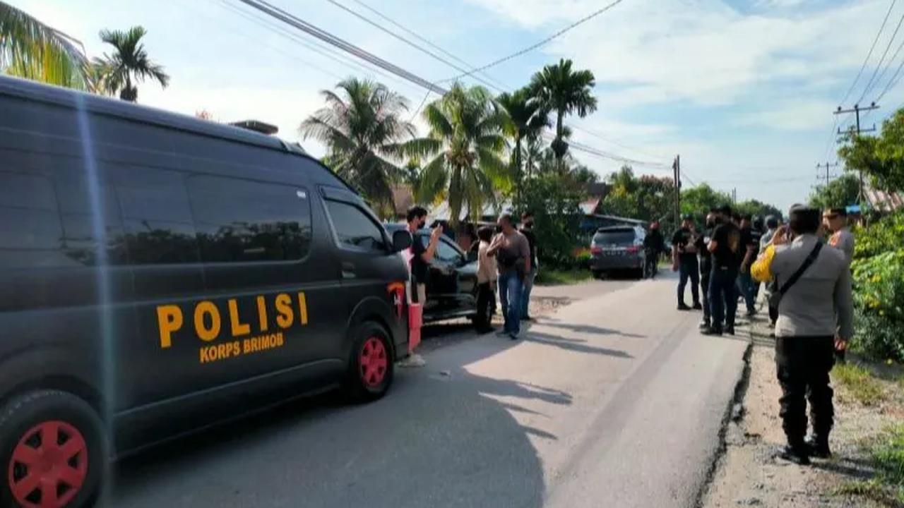 Sementara untuk penangkapan lima tersangka di Sumatera Selatan diduga terkait dengan jaringan Jamaah Islamiyah (JI). Lima tersangka ini ditangkap pada Rabu (18/10) kemarin.<br>
