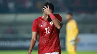 Pemain Timnas Indonesia, Muhammad Rafli, tampak kecewa usai gagal mencetak gol ke gawang Bangladesh pada laga uji coba FIFA Matchday antara Timnas Indonesia menghadapi Bangladesh di Stadion Si Jalak Harupat, Bandung, Rabu (1/6/2022) malam WIB. (Bola.com/M. Iqbal Ichsan)