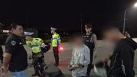 Anggota Polres Kebumen memberi peringatan kepada pebalap liar yang meresahkan warga Kebumen, Sabtu (16/11/2024).