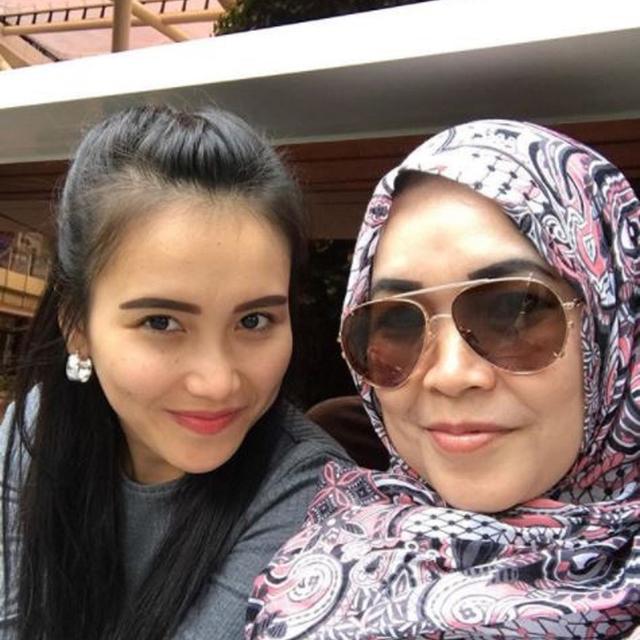 Liburan Di Bali Gaya Pakaian Ibunda Ayu Ting Ting Jadi Sorotan Showbiz Liputan6 Com