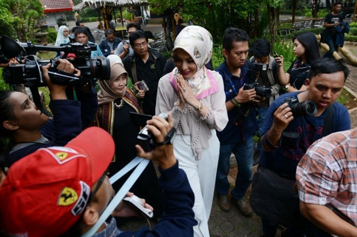 Didampingi suami, Arzetty klarifikasi penggerebekan di Hotel Arjuna