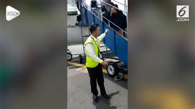 Penumpang Sriwijaya Air terpaksa turun dari dalam pesawat karena terganggu dengan bau durian yang sangat menyengat.