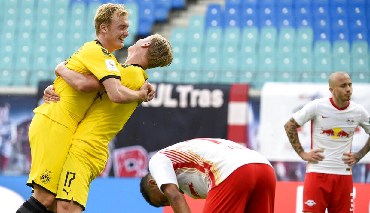 Pemain Borussia Dortmund, Erling Braut Haaland melakukan selebrasi bersama Julian Brandt usai mencetak gol ke gawang RB Leipzig pada laga  Bundesliga di Red Bull Arena Sabtu (20/6/2020). RB Leipzig takluk 0-2 dari Borussia Dortmund. (AP/Jens Meyer)