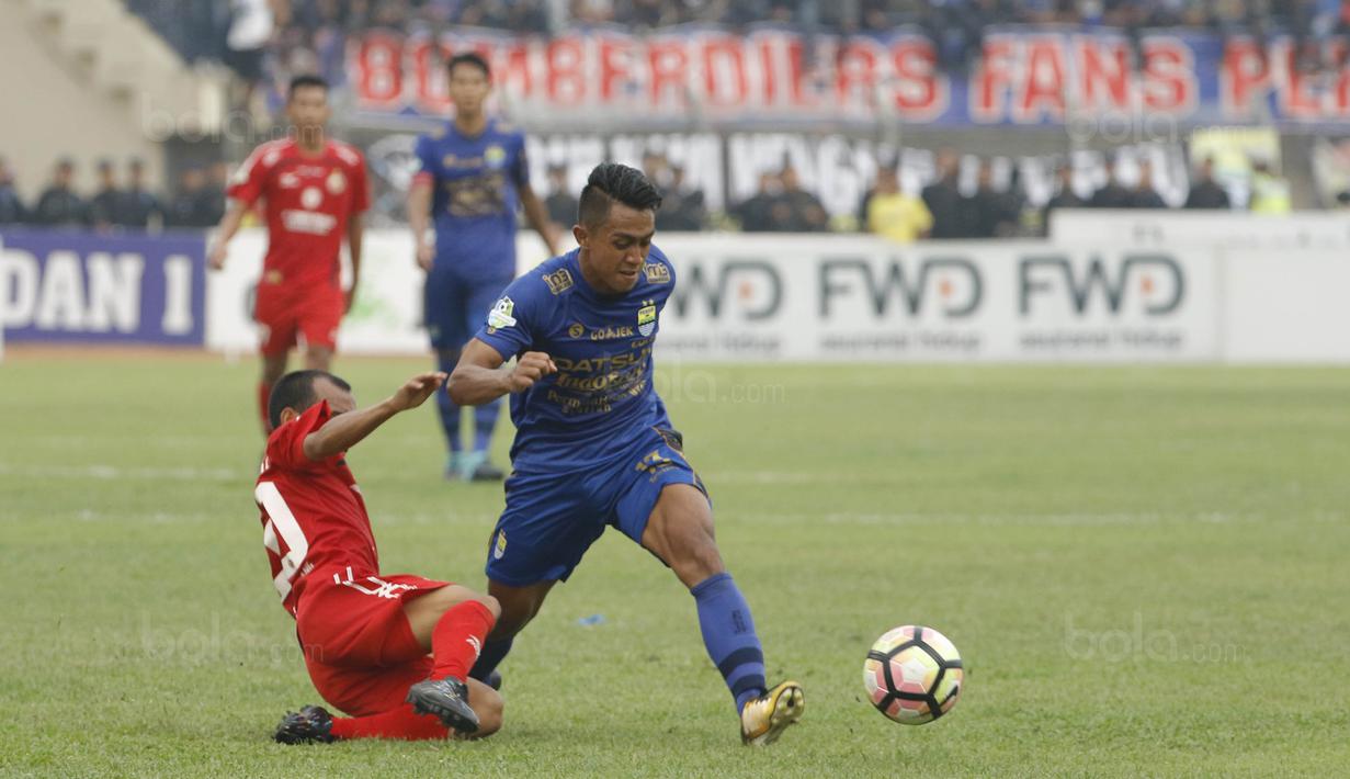 Striker Semen Padang, Riko Simanjuntak, berusaha menghadang gelandang Persib, Febri Hariyadi, pada laga Liga 1 Indonesia di Stadion Si Jalak Harupat, Bandung, Sabtu, (9/9/2017). Persib ditahan imbang 2-2 oleh Semen Padang. (Bola.com/M Iqbal Ichsan)