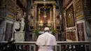 Paus Francis berdoa di St. Marcello al Corso, Roma, Italia, Minggu (15/3/2020). Vatikan menyatakan, Paus berdoa untuk mengakhiri pandemi virus corona COVID-19. (Vatican News via AP)