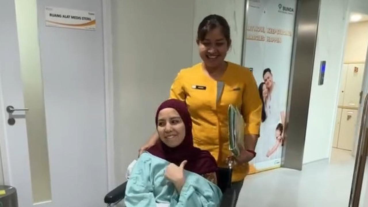 Tya Ariestya Bagikan Momen Jalani Operasi Pengangkatan Polip Ditemani Suami dan Anak, Keluarga Kompak