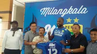 Carlton Cole Gabung Persib karena Michael Essien