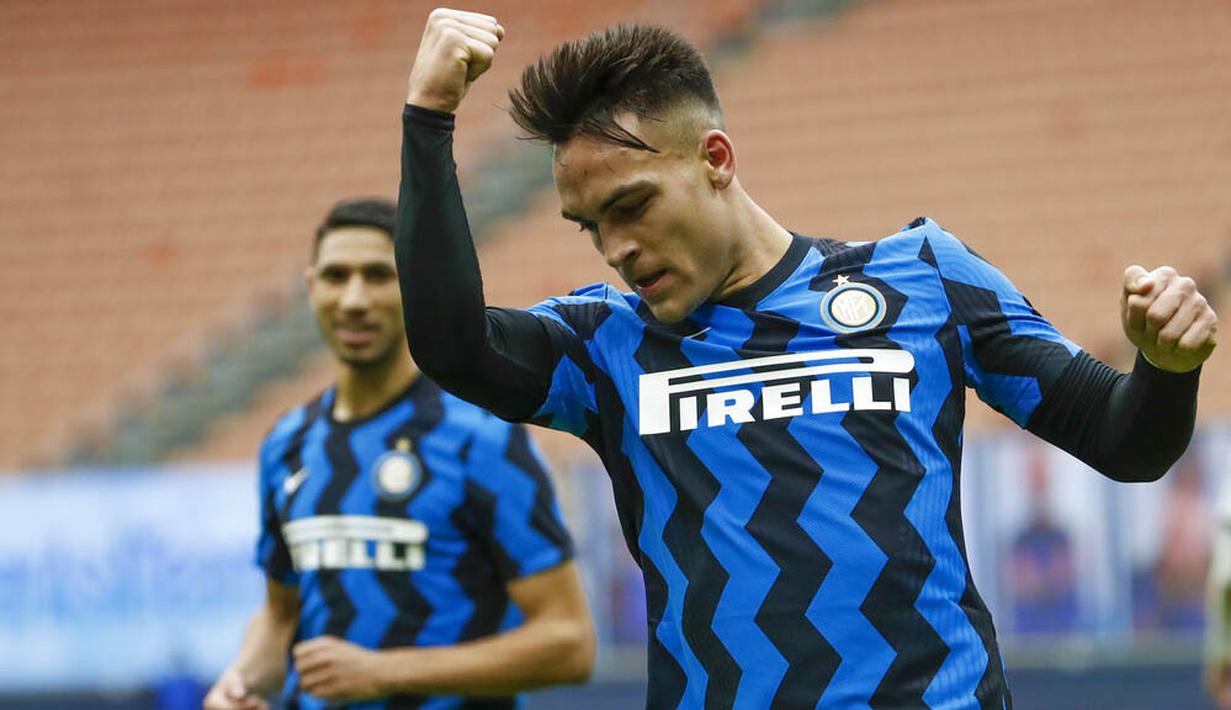 Striker Inter Milan, Lautaro Martinez, melakukan selebrasi usai mencetak gol ke gawang Crotone pada laga Liga Italia di Stadion Giuseppe Meazza, Minggu (3/1/2021). Inter Milan menang dengan skor 6-2. (AP/Antonio Calanni)