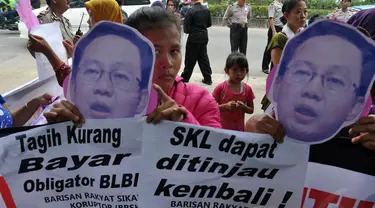 Puluhan massa Barisan Rakyat Sikat Koruptor (BRSK) melakukan aksi di depan gedung KPK, Jakarta, Selasa (26/8/14). (Liputan6.com/Miftahul Hayat) 