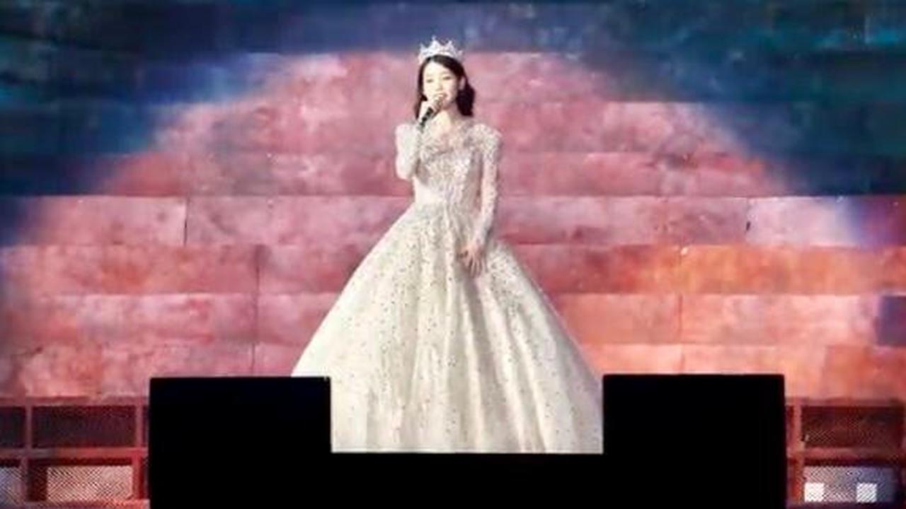 Penata Gaya IU bersembunyi di balik gaunnya saat konser Tur Dunia HEREH