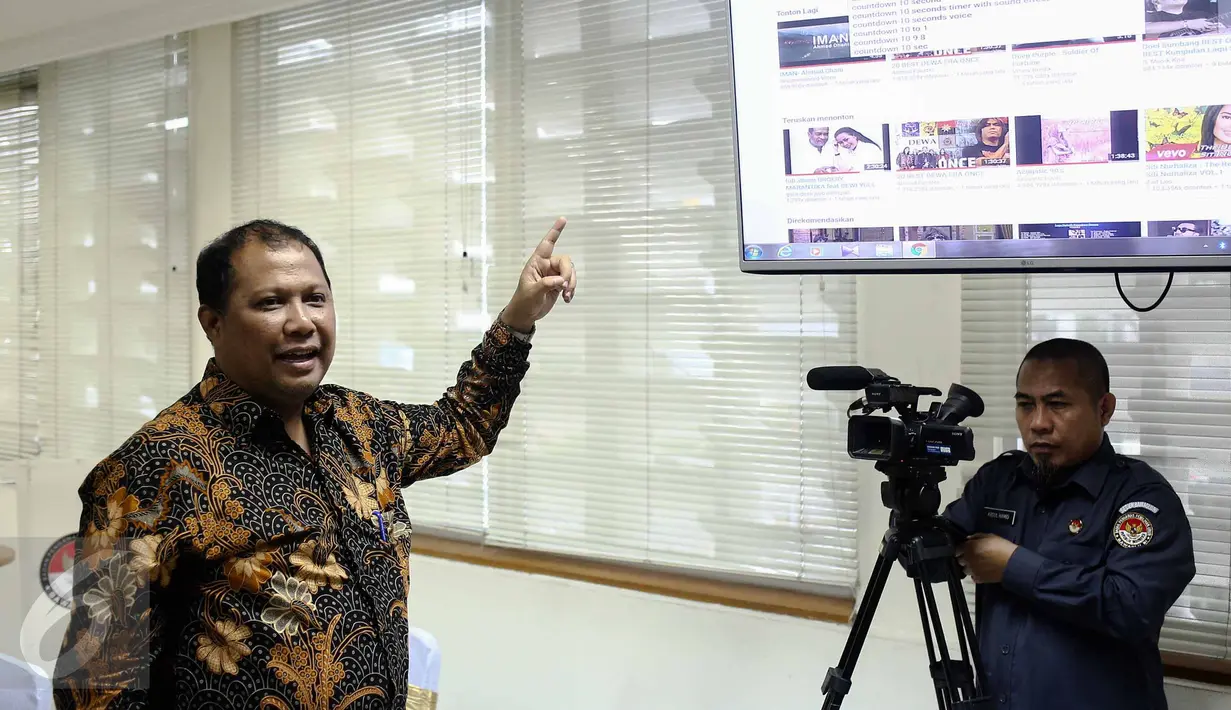 Pimpinan Bawaslu, Nasrullah menunjukkan live streaming Bawaslu TV pada peluncuran di Gedung Bawaslu Jakarta, Senin (13/2). Bawaslu TV nantinya mengupdate informasi terkait Pilkada serentak 2017 serta Pilpres 2019 mendatang. (Liputan6.com/Faizal Fanani)