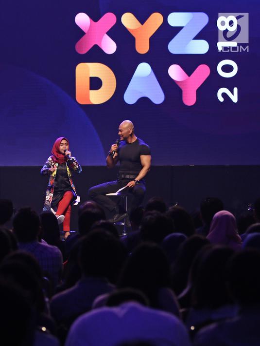 Presenter Deddy Corbuzier bersama selebgram Ria Ricis saat jadi pembicara di  XYZ DAY 2018  di The Hall Senayan City, Jakarta, Rabu (25/4). KapanLagi Youniverse bergabungnya PT Kreatif Media Karya dan PT KapanLagi Network. (Liputan6.com/Herman Zakharia)