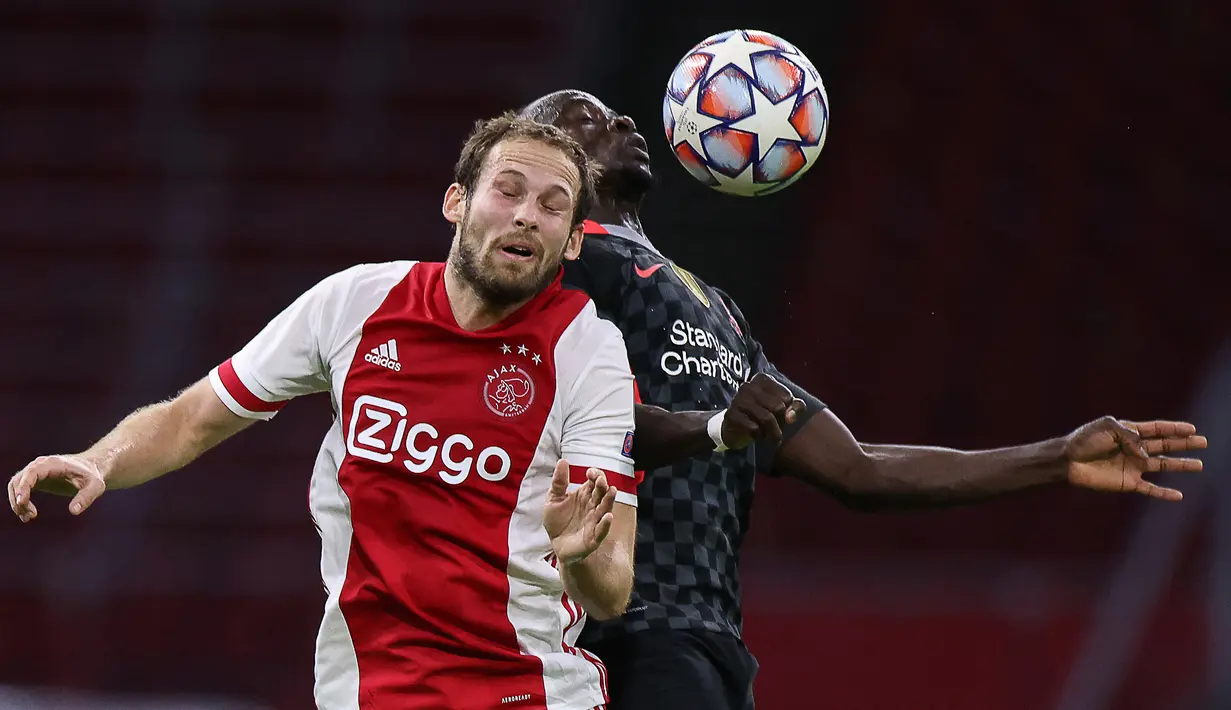 Daley Blind. Bek kiri Belanda berusia 32 tahun ini menjadi pemain termahal Ajax yang didatangkan Erik Ten Hag. Ia dipulangkan dari Manchester United awal musim 2018/2019 dengan nilai 16 juta euro. Hingga kini ia telah tampil 166 laga dengan torehan 10 gol dan 11 assist. (AFP/Kenzo Tribouillard)