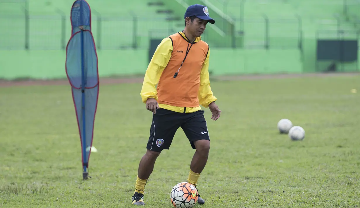 Pelatih Arema Cronus, Joko Susilo, memimpin latihan anak asuhnya jelang laga menghadapi Sriwijaya FC pada Piala Jenderal Sudirman di Stadion Gajayana, Malang, Jumat (20/11/2015). (Bola.com/Vitalis Yogi Trisna)