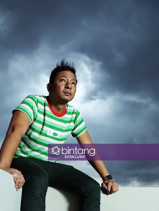 "Terapi, kenapa dibilang terapi, setiap orang punya hidup nyatanya sendiri menjalani kehidupan. Dengan berperan gue kayak kabur sejenak dari apa yang biasa gue lakukan, gue menjadi orang lain," lanjutnya. (Bambang E. Ros/Bintang.com)