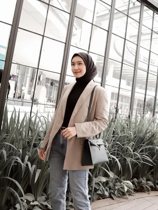 Perpaduan kerudung hitam dan hijab hitam juga cocok untuk dikombinasikan. Kamu bisa memakainya untuk pergi ke mall atau berpergian ke tempat lainnya. [instagram/melodyprima]