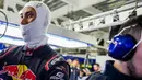 Sean Gelael dari Scuderia Toro Rosso bersiap melakukan sesi latihan bebas F1 GP Mexico di Autodromo Hermanos Rodriguez, Meksiko, (27/10/2017). Sean menempati urutan ke-17. (Peter Fox/Getty Images/AFP)