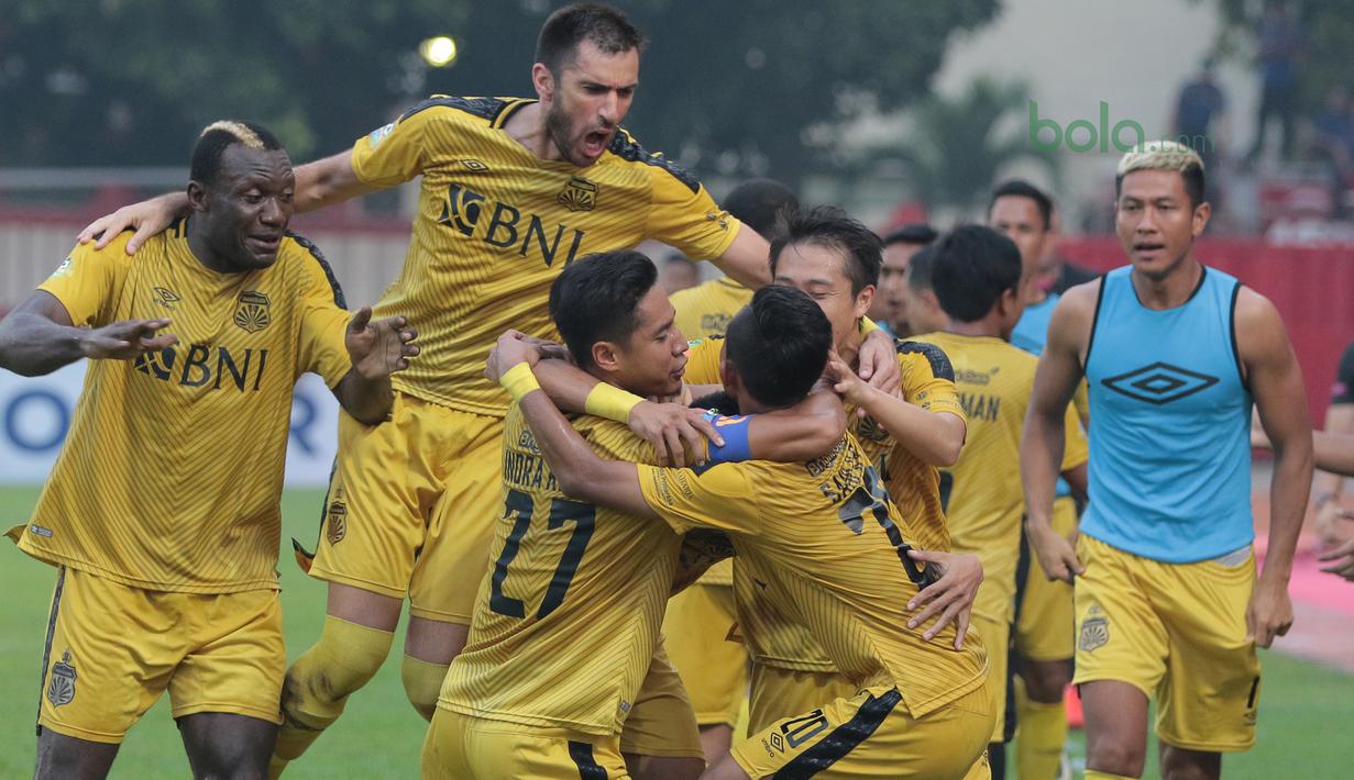 Pemain Bhayangkara FC merayakan gol Alsan Sanda saat melawan Persebaya Surabaya pada laga Gojek Liga 1 bersama Bukalapak di Stadion PTIK, Jakarta, Rabu (11/7/2018). Bhayangkara FC bermain imbang 3-3. (Bola.com/Nick Hanoatubun)