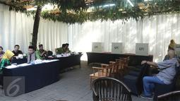 Petugas KPPS menunggu warga yang akan menggunakan hak pilihnya pada pilkada DKI 2017 di TPS 03, Kelurahan Pulo, Jakarta Selatan, Rabu (19/4). TPS dekat kediaman pribadi Wapres Jusuf Kalla ini didekorasi dengan gaya betawi. (Liputan6.com/Herman Zakharia)