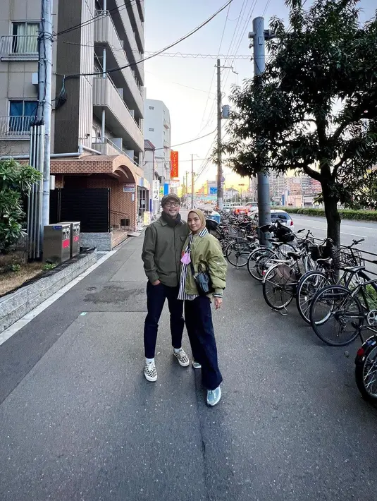 Tidak hanya sampai di situ, usia yang tak muda lagi dan suhu dingin di Jepang, membuat perempuan empat orang anak itu menyiapkan banyak obat-obatan. Hal tersebut untuk menjaga kesehatannya selama liburan di Jepang. [Instagram/ennolerian_]