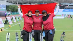 Tim Panahan Putri Indonesia merayakan kemenangan setelah berhasil menaklukkan wakil Singapura pada pertandingan nomor Compound SEA Games 2025 di Kompleks Rajamangala, Bangkok, Kamis (18/12/2025). (Bola.com/Bagaskara Lazuardi)