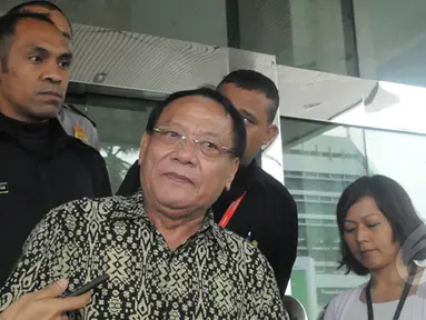 Mantan Panglima TNI, Endriartono Sutarto mendatangi gedung komisi pemberantasan korupsi (KPK), Jakarta, Kamis (12/2/2015). (Liputan6.com/Herman Zakharia)