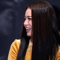 Sebagai bentuk rasa syukurnya bisa bertahan hingga 21 tahun berkarier dalam industri musik, Rossa mengelar konser tunggal. Dalam konser bertajuk The Journey of 21 Dazzling Years, Rossa menggandeng Yovie Widianto dan Jay Subijakto.(Nurwahyunan/Bintang.com)