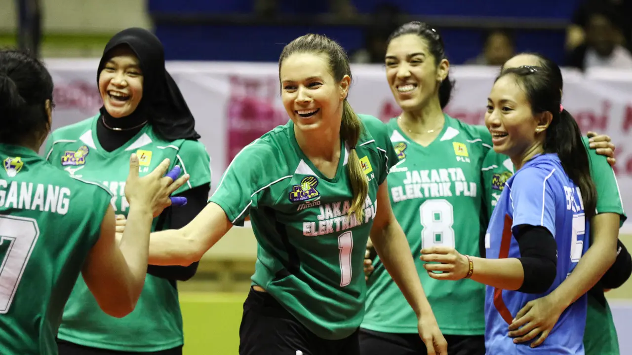 Jakarta Elektrik PLN menumbangkan Jakarta PGN Popsivo Polwan 3-0 pada putaran kedua final four Proliga 2017 di GOR C'Tra Arena, Bandung, Jawa Barat, Jumat (14/4/2017). Kemenangan ini membawa mereka ke final. (Liputan6.com/Yoppy Renato).