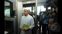 Arifin Ilham saat masuk ke dalam Gedung Komisi Pemberantasan Korupsi (KPK), Jakarta, Selasa (27/1/2015). kehadiran Ustadz Arifin Ilham ke KPK sebagai agenda rutin memberikan ceramah kepada seluruh karyawan KPK.(Liputan6.com/Herman Zakharia)