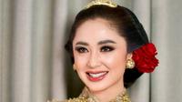 Potret Kebaya Dewi Perssik Terbaru/Instagram/@dewiperssik9