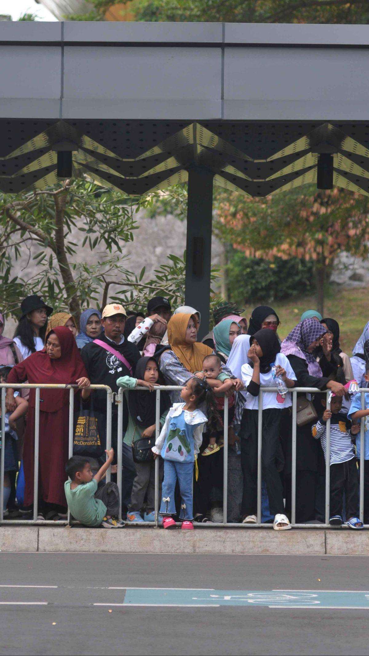 Antusiasme pengunjung terlihat sangat tinggi, dengan ribuan orang dari berbagai kalangan usia berbondong-bondong datang ke TMII. Foto: merdeka.com / Imam Buhori<br>