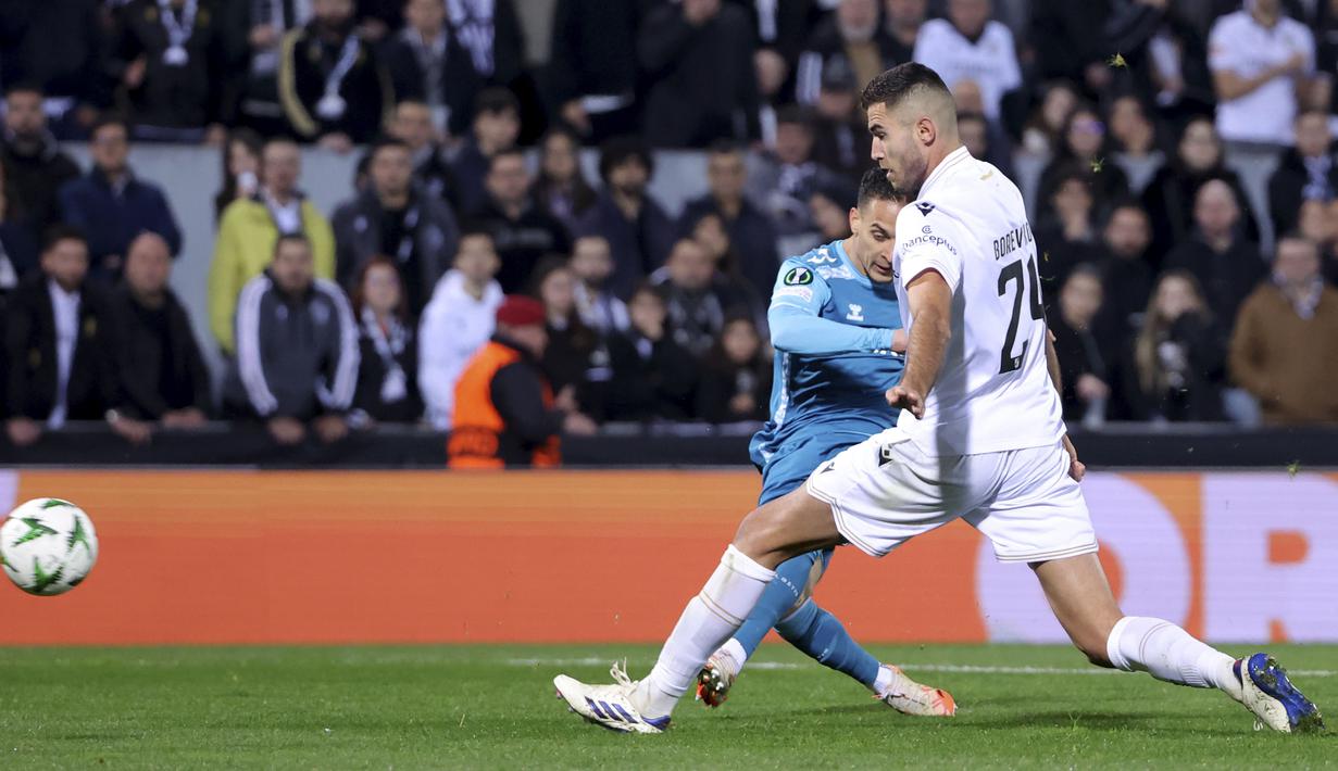 Pemain Real Betis, Antony mmencetak gol ke gawang Vitoria Guimaraes dalam laga leg 2 babak 16 besar Conference League yang berlangsung di D Afonso Henriques Stadium, Portugal, Jumat (14/03/2025) dini hari WIB. (AP Photo/Luis Vieira)