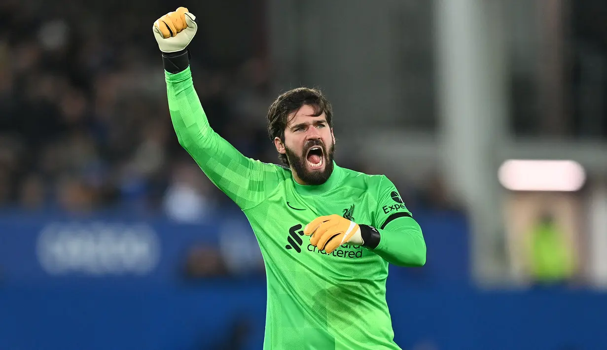 Alisson Becker. Kiper Brasil berusia 29 tahun ini didatangkan Liverpool dari AS Roma pada awal 2018/2019 senilai 62,5 juta euro. Kedatangannya adalah reaksi atas menurunnya performa Simon Mignolet dan Loris Karius. Hingga kini performa Alisson Becker makin ciamik bersama The Reds. (AFP/Paul Ellis)