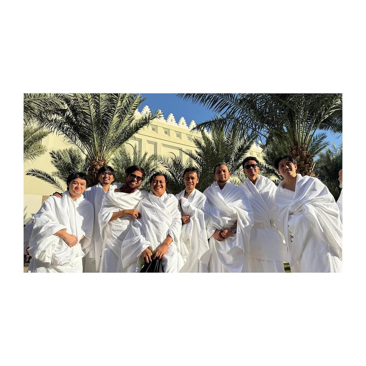 Momen Sakti Bagikan Momen Umrah Bareng Sheila On 7: Semoga Jadi Kisah Klasik untuk Masa Depan