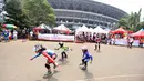 Anak-Anak ikut berpartisipasi dalam kejuaraan Invitasi Sepatu Roda DKI Jakarta di Senayan, Jakarta, Minggu (8/11/2015). Kejuaraan ini diikuti sekitar 39 klub seluruh Indonesia. (Bola.com/Nicklas Hanoatubun).