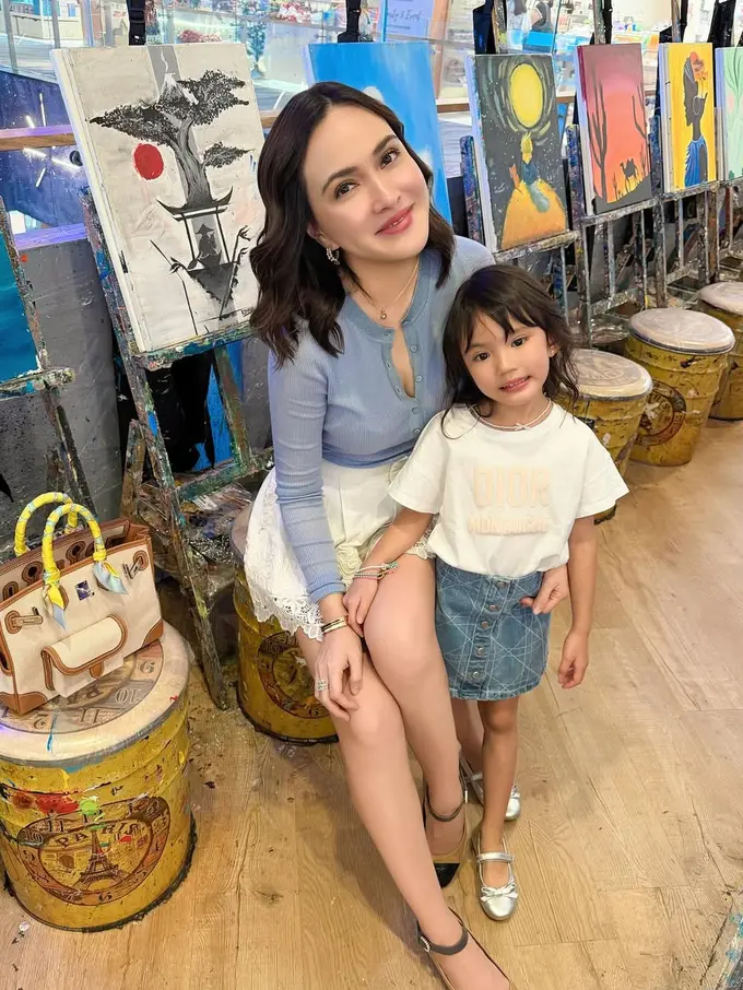 Shandy Aulia untuk Claire, ibu dan anak yang selalu terlihat hangat penuh kasih sayang. [@shandyaulia]