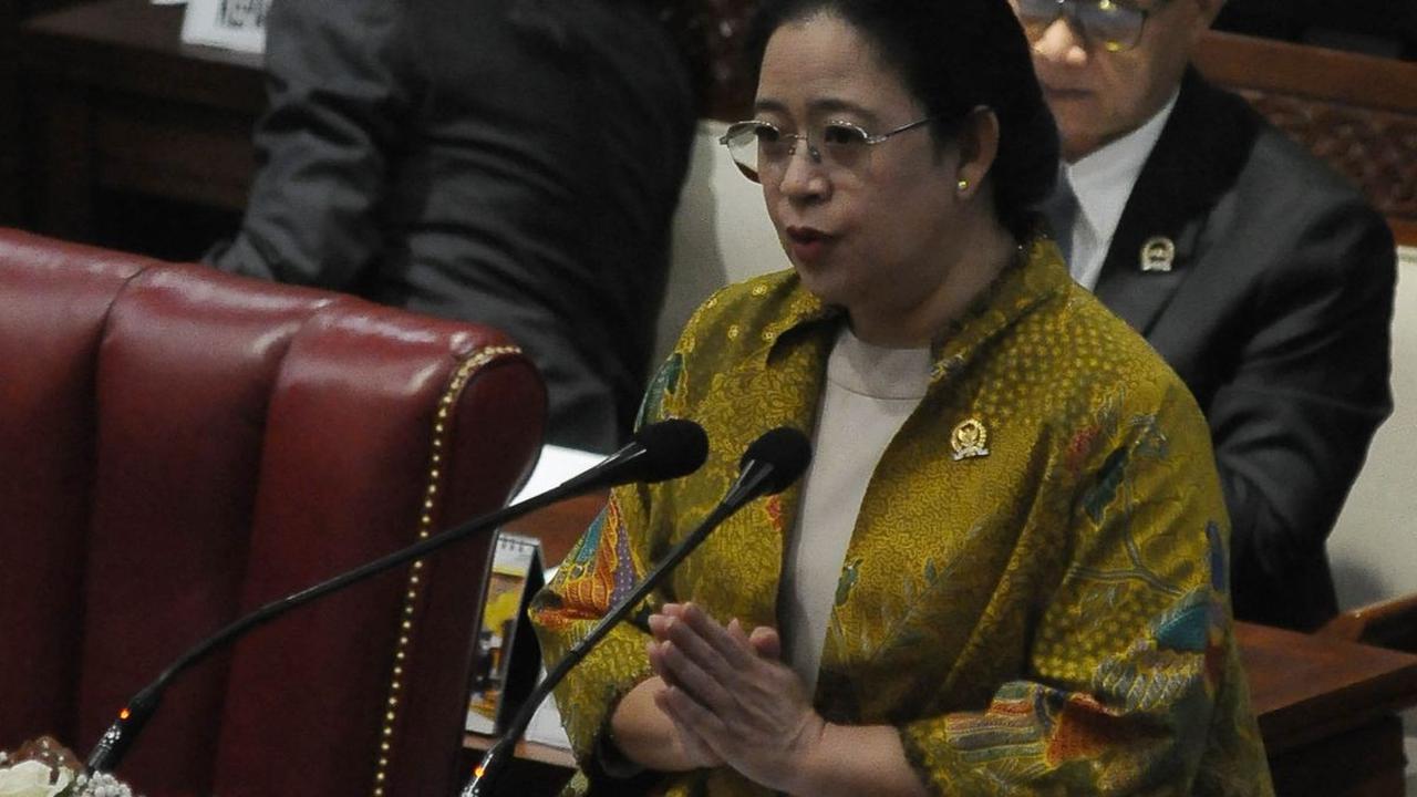 Pada kesempatan itu, Ketua DPR RI, Puan Maharani tampil dalam balutan pakaian batik berwarna kuning emas.