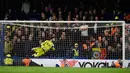 Kiper Tottenham, Hugo Lloris gagal menghalau tendangan yang dilepaskan gelandang Chelsea, Eden Hazard pada lanjutan liga Inggris  di Stamford Bridge, London, (3/5). Chelsea bermain imbang dengan Tottenham dengan skor 2-2. (AFP PHOTO/Dylan Martinez)