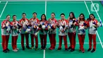 Tim bulutangkis beregu putri Indonesia berpose saat menerima medali perak pada SEA Games 2019 di Muntinlupa Sports Complex, Manila, Selasa (3/12/2019). Tim Merah Putih takluk dari Thailand dengan skor 1-3. (Bola.com/M Iqbal Ichsan)