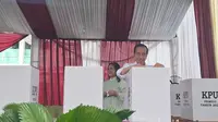 Presiden Jokowi usai mencoblos Pemilu 2024 di TPS 10 RW Kelurahan Gambir, Jakarta Pusat, Rabu (14/2/2024).
