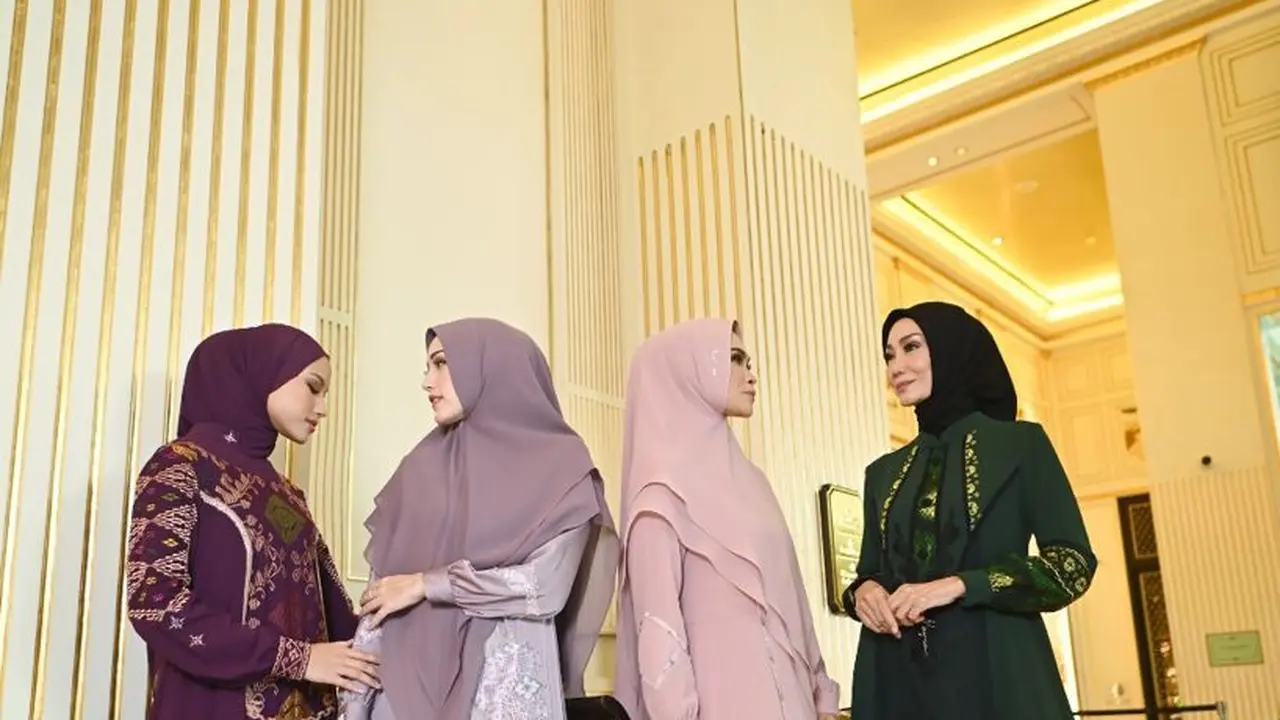 Mayra Indonesia mempersembahkan 11 Gamis Batik di Hari Batik Nasional/dok. Mayra Indonesia
