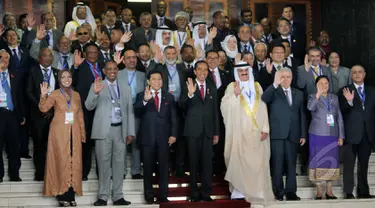 Presiden Joko Widodo dan para delegasi negara-negara di Asia Afrika berfoto bersama usai melakukan pembukaan Konferensi Parlemen Asia Afrika di Gedung DPR RI, Jakarta, Kamis (23/4/2015). (Liputan6.com/Helmi Afandi)