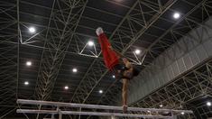 Pesenam Lampung, Ade Putra, tampil untuk cabang senam nomor palang sejajar pada PON XIX di GOR Arcamanik, Bandung, Jawa Barat, Kamis (22/9/2016). (Bola.com/Vitalis Yogi Trisna)