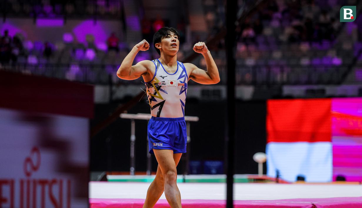 <p>Pesenam putra Jepang, Kazuki Minami melakukan selebrasi setelah beraksi dalam nomor palang senam lantai pada babak kualifikasi Kejuaraan Dunia Gimnastik 2025 di Indonesia Arena, Senayan, Jakarta, Minggu (19/10/2025). (Bola.com/Bagaskara Lazuardi)</p>