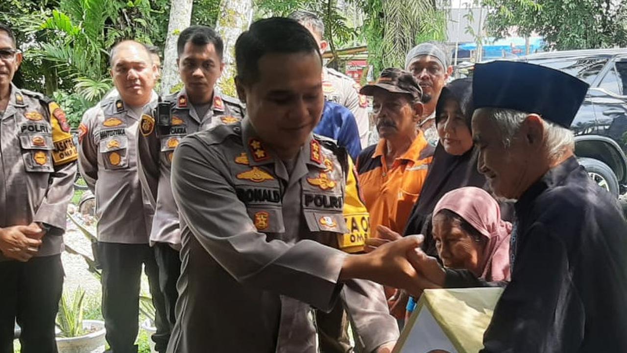 Perwira Polri Blusukan ke Kampung, Bagikan Sembako ke Warga Kurang Mampu