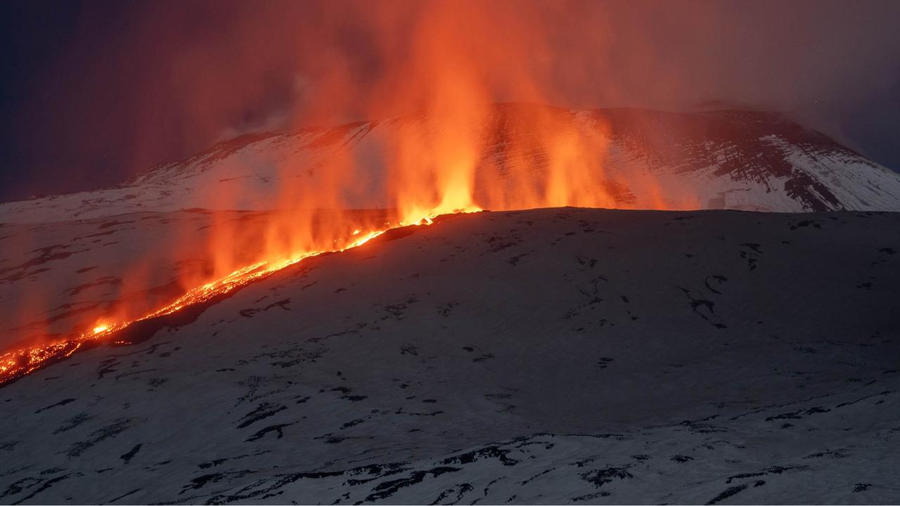 Erupsi Gunung Etna yang Memukau: Saat Salju Menyatu dengan Lava